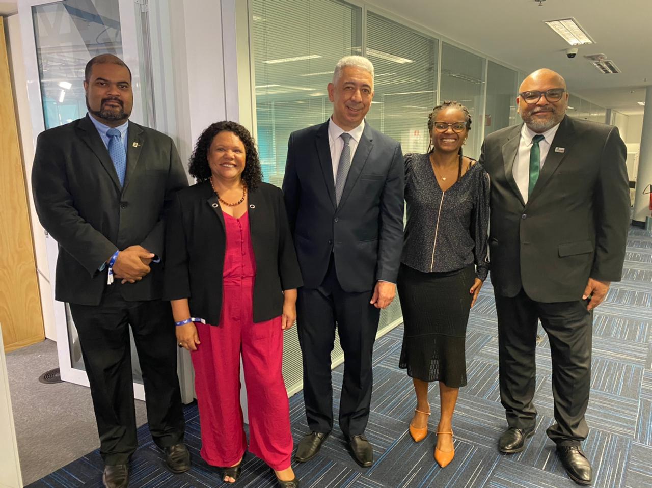 Em um intervalo dos debates e atividades do Fórum de reitores, a representação da presença negra na gestão das universidades federais: (da esq para a dir.) prof. Dr. Valter Joviniano de Santana Filho (UFS), profª Drª Joana Angélica Guimarães da Luz, prof. Dr. Marcelo Pereira Andrade (UFSJ), profª Drª Luanda da Silva Moraes (Fundação Centro Universitário Estadual da Zona Oeste (Uezo)), prof. Dr. Roberlaine Ribeiro Jorge (Unipampa) WhatsApp Image 2022 08 30 at 19.56.58