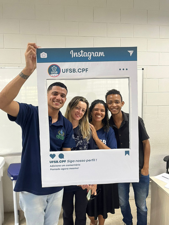 Professora Debora Kavalek e estudantes da rede da Residencia pedagogica durante o evento